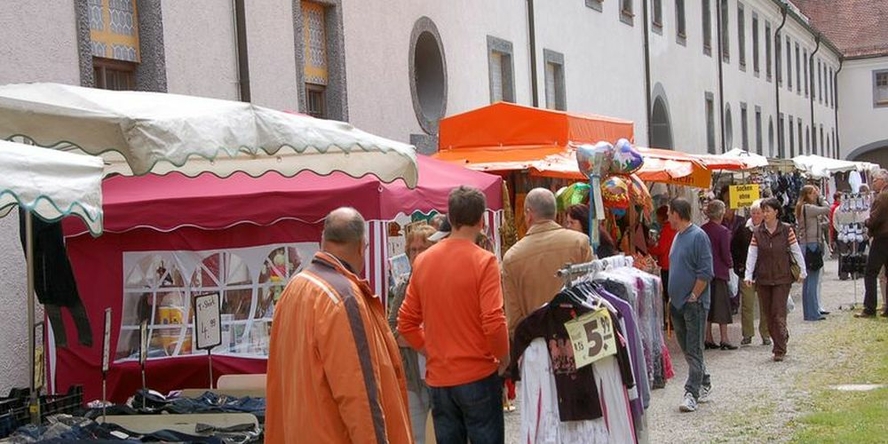Peter und Paul Markt im Klosterinnenhof Bild: Claus Braun, Thierhaupten